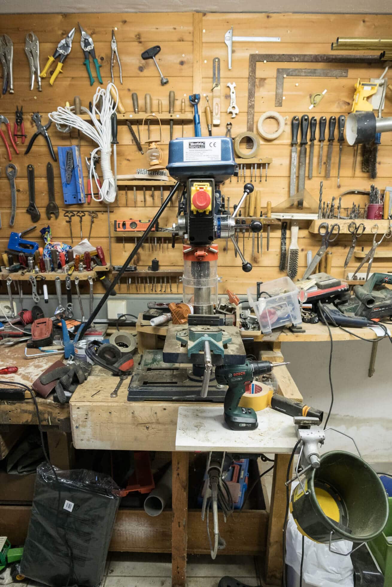 Standbohrmaschine in der Werkstatt von Tiki-Holz