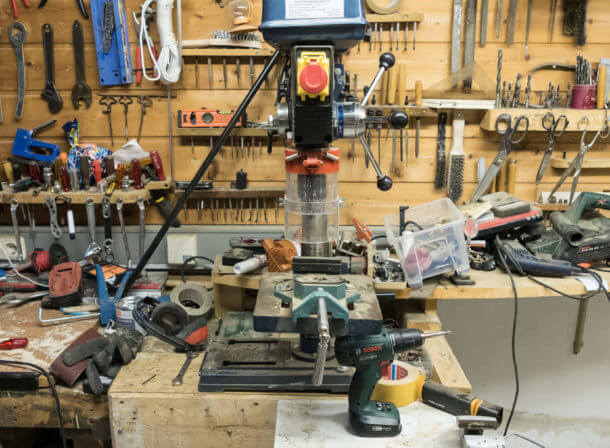Standbohrmaschine in der Werkstatt von Tiki-Holz