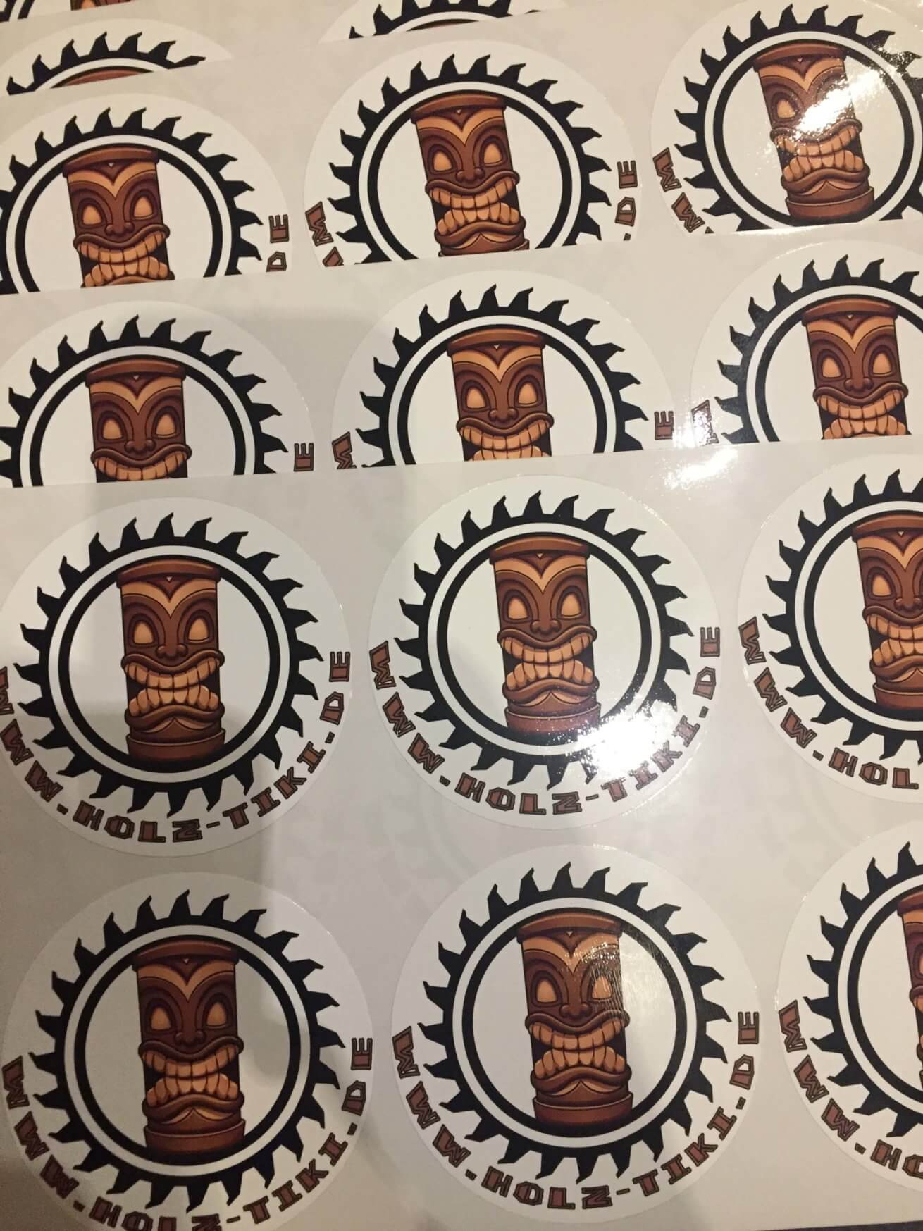 Holt euch einen der Holz-Tiki Sticker - Das fröhliche tauschen kann losgehen