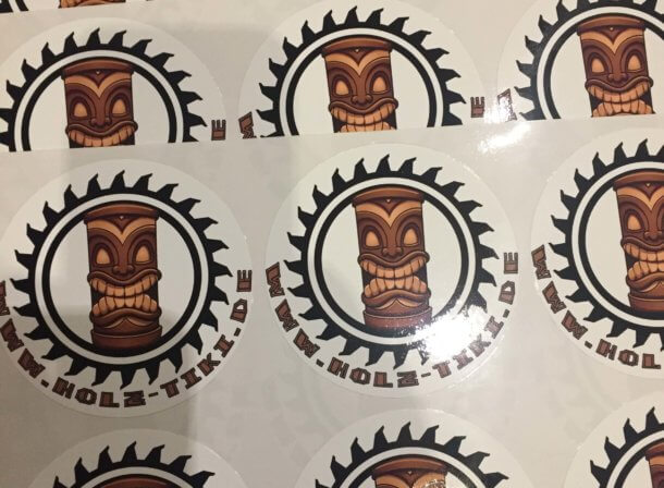Holt euch einen der Holz-Tiki Sticker - Das fröhliche tauschen kann losgehen